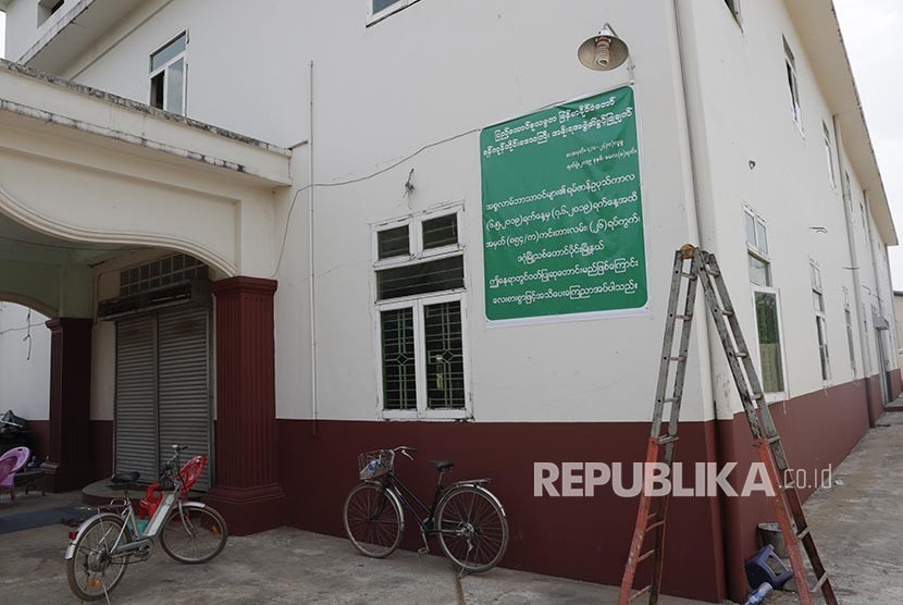 Kompleks bangunan masjid sementara yang ditutup pemerintah Yangoon, Myanmar, Kamis (16/5).
