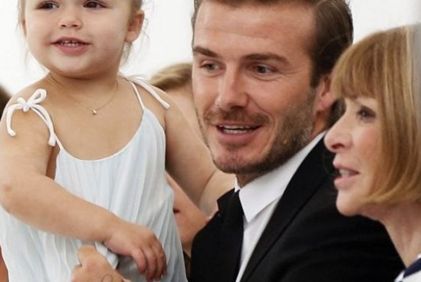 Si kecil Harper Beckham bersama ayahnya, David Beckham, dan Anna Wintour saat menghadiri pergelaran busana karya Victoria Beckham, beberapa waktu lalu.