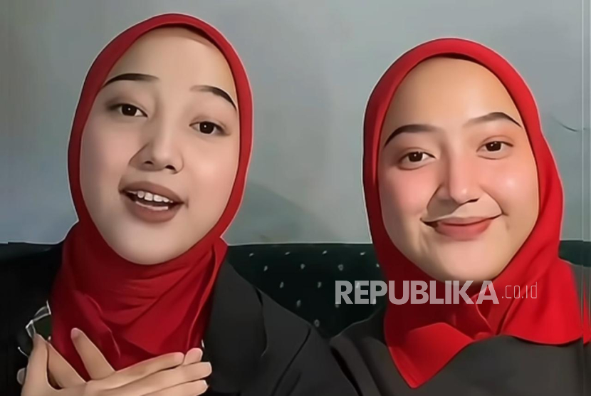 Si kembar Hasna dan Hasni yang diterima bekerja di Matahari Department Store. 