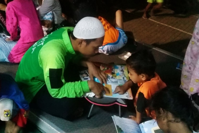 Si Mobil Baca (Si MoBa) mendatangi kamp pengungsi di Universitas Borobudur, Cipinang, Jakarta Timur. 