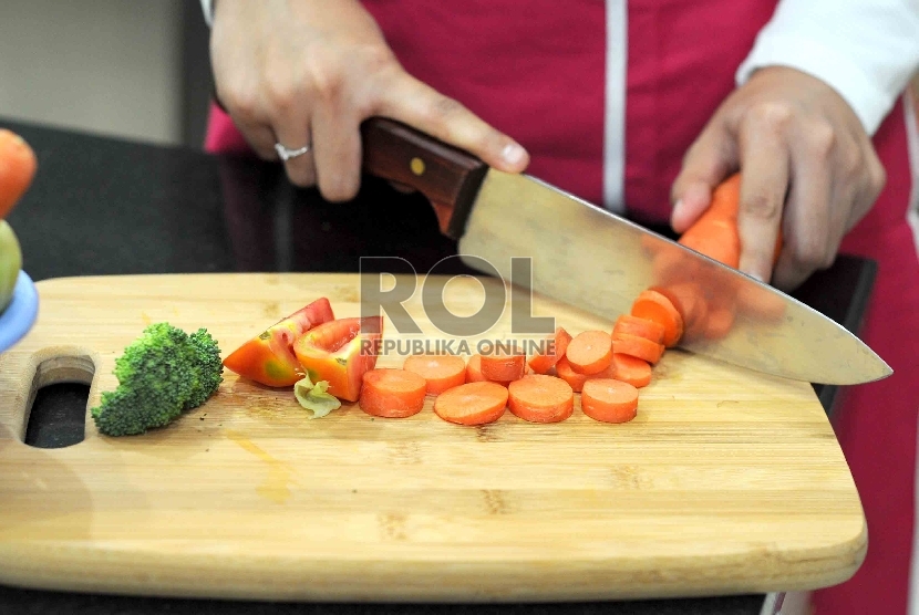 Siapkan makanan penuh warna dalam setiap hidangan, sebab setiap warna makanan ternyata memiliki kandungan yang berbeda yang dibutuhkan tubuh.