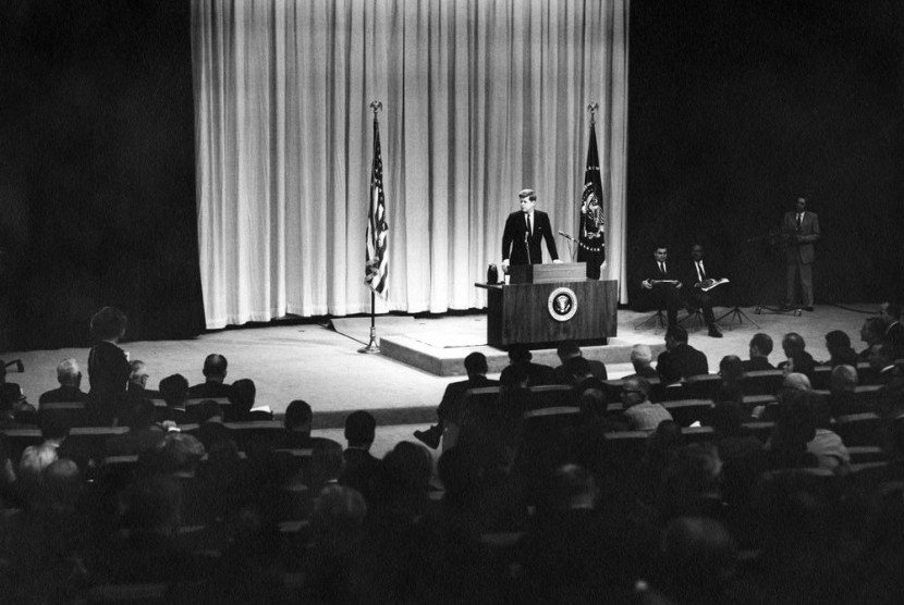 Siaran langsung konferensi pers pertama yang dilakukan Presiden AS John F Kennedy pada 25 Januari 1961.