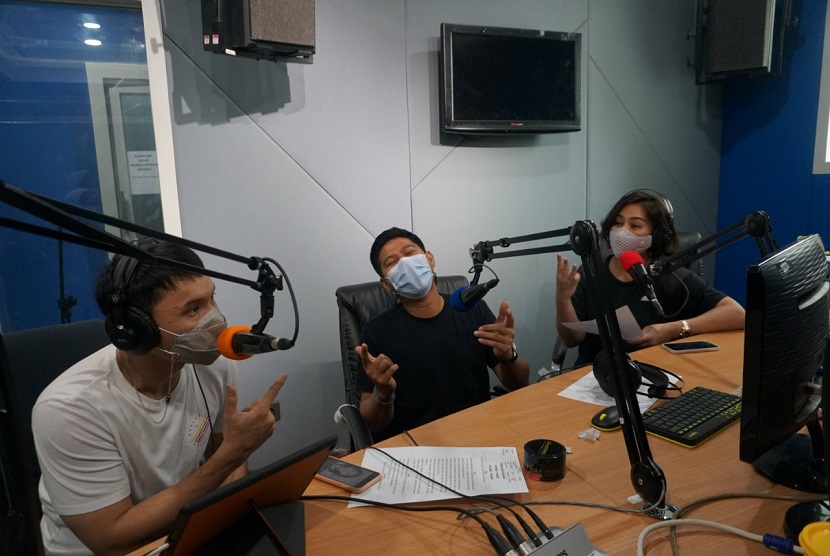 Siaran multi brand Good Morning Indonesia akan digawangi oleh 3 penyiar yang sudah sangat dikenal pendengar, yakni Ben Kasyafani, Sissy Prescillia, dan Nino Kayam.