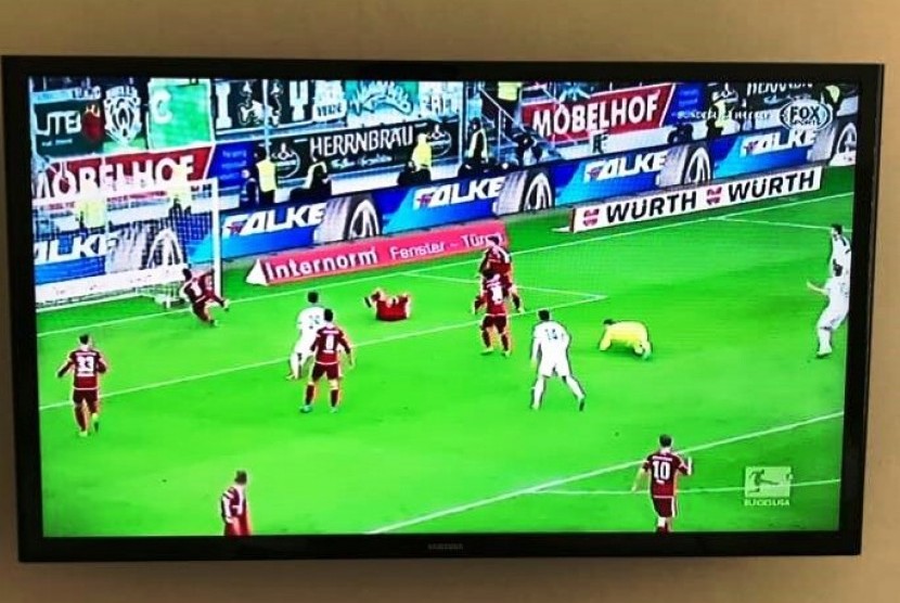 Siaran sepak bola di televisi (ilustrasi)