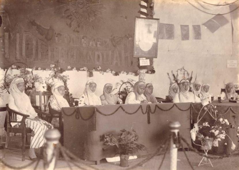Sidang Aisyiyah yang dipimpin Nyai Ahmad Dahlan.