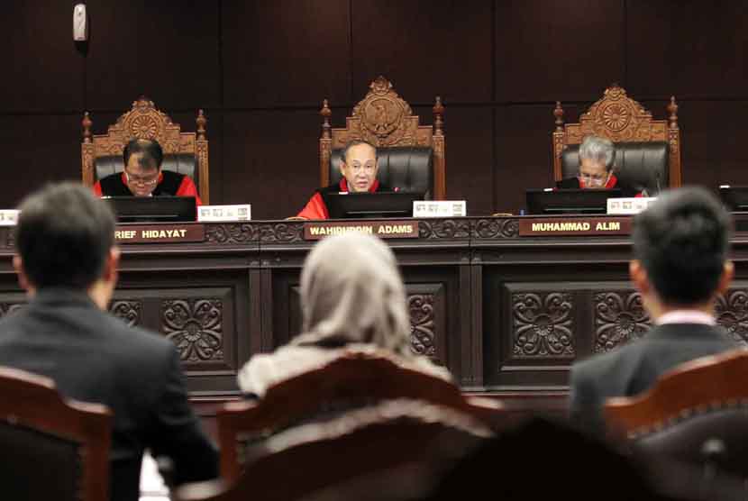Sidang Aturan Pernikahan Beda Agama: Para Hakim Konstitusi Wahiduddin Adams (tengah), Muhammad Alim (kanan), dan Arief Hidayat menggelar sidang perdana pemeriksaan pendahuluan perkara pengujian materil Undang-undang Nomor 1 Tahun 1974 tentang perkawinan te