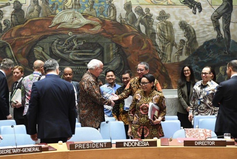Sidang Dewan Keamanan PBB dengan Indonesia sebagai Presiden dimeriahkan para diplomat yang memakai batik, termasuk Sekjen PBB Antonio Guterres di New York, AS, Selasa (7/5).
