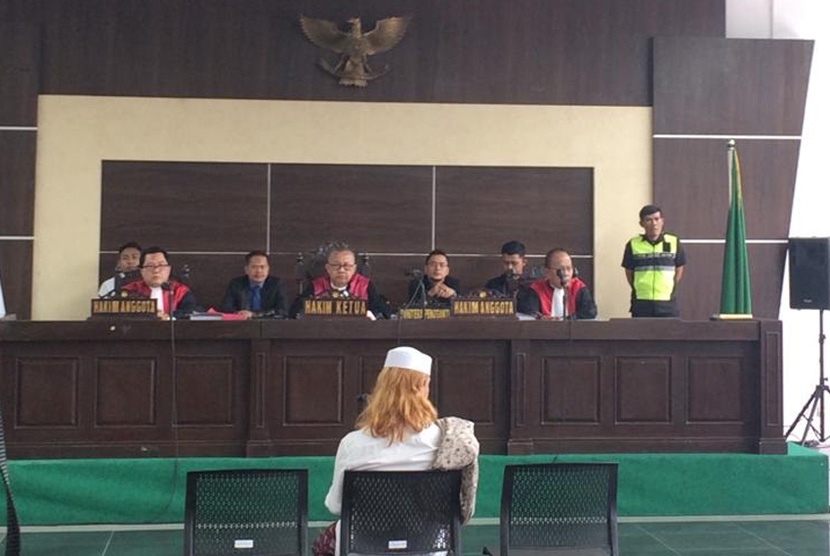 Sidang Habib Bahar Bin Smith.  Habib Bahar Bin Smithsaat menjalani proses persidangan di Gedung Perpustakaan dan Arsip Kota Bandung, Rabu (6/3). 