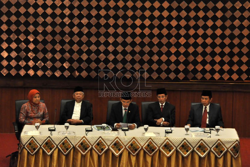  Sidang Isbat penetapan tanggal 1 Ramadhan 1434 H di Kantor Kementerian Agama RI, Jakarta, Senin (8/7).  (Republika/Rakhmawaty La'lang)