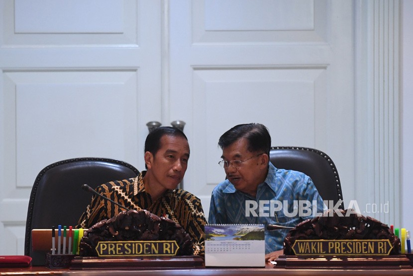 Sidang Kabinet Paripurna. Presiden Joko Widodo (kiri) berbincang dengan Wakil Presiden Jusuf Kalla (kiri) sebelum memimpin Sidang Kabinet Paripurna di Kantor Presiden, Jakarta, Rabu (6/3).