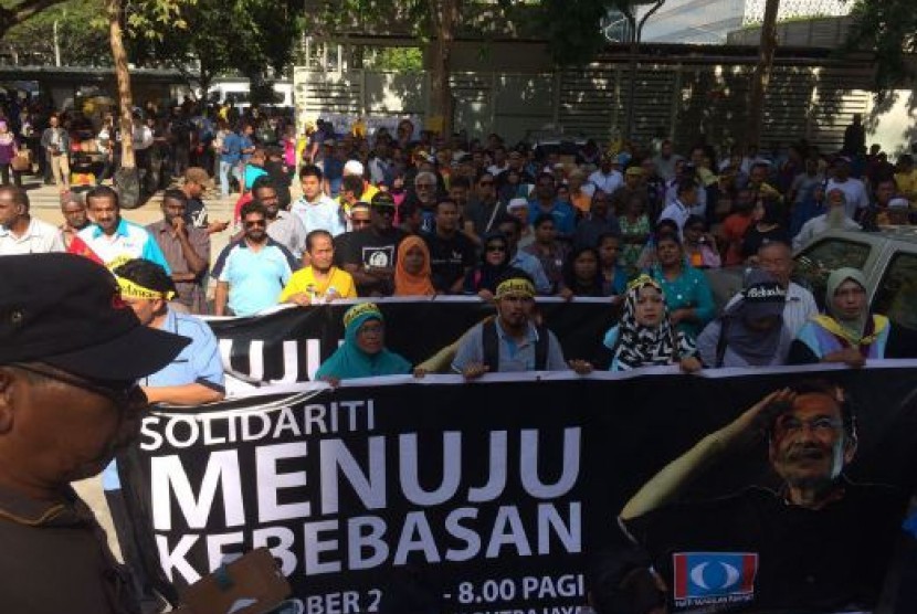 Sidang kasasi perkara sodomi ke dua terhadap mantan Wakil Perdana Menteri Malaysia Anwar Ibrahim di Mahkamah Persekutuan atau Pengadilan Federal Putrajaya, Kuala Lumpur, Rabu (12/10), diwarnai unjuk rasa.
