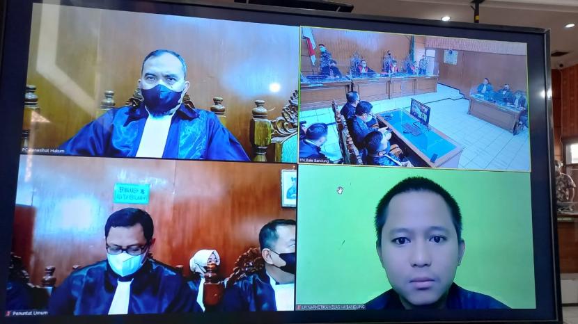 Sidang kasus aplikasi investasi Qoutex dengan terdakwa Doni Salmanan kembali digelar di Pengadilan Bale Bandung, Kamis (18/8/2022). Sidang beragendakan putusan sela dari majelis hakim yang diketuai Achmad Satibi. 