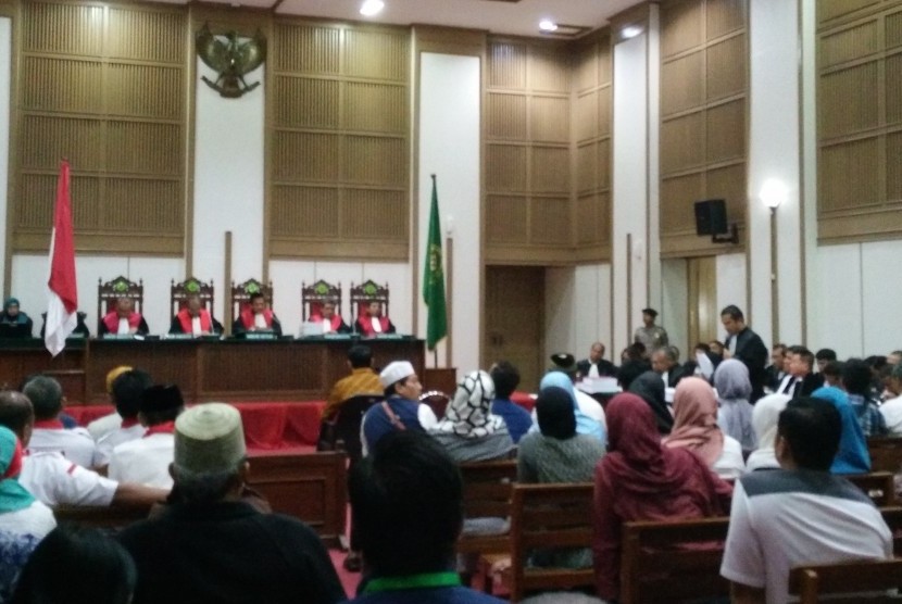 Sidang kasus penodaan agama dengan terdakwa Basuki Tjahaja Purnama atau Ahok, Selasa (25/4), dengan agenda pembacaan pledoi di ruang Auditorium Kementerian Pertanian, Jakarta