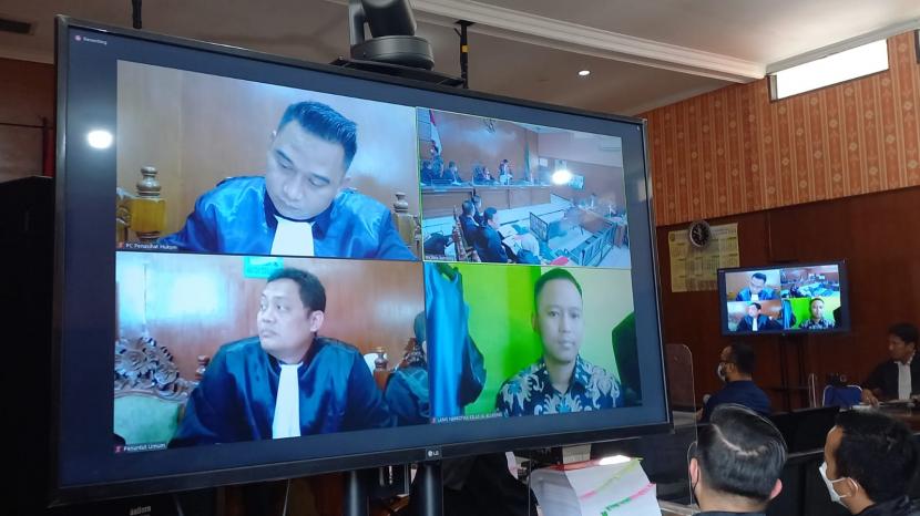 Sidang lanjutan kasus aplikasi investasi Qoutex dengan terdakwa Doni Salmanan di PN Bale Bandung di Jalan Jaksa, Baleendah, Kabupaten Bandung tengah berlangsung. Agenda mendengarkan keterangan saksi, Kamis (25/8/2022).