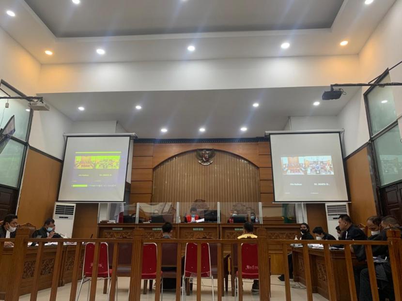 Majelis hakim Pengadilan Negeri (PN) Jakarta Selatan mengizinkan dua polisi terdakwa dalam kasus pembunuhan sewenang-wenang atau unlawful killing dapat mengikuti persidangan secara virtual dari tempat yang disediakan oleh tim penasihat hukum. (Foto, Ilustrasi: Sidang lanjutan kasus unlawfull killing)