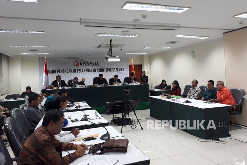 Sidang lanjutan pemeriksaan dugaan pelanggaran pendaftaran calon peserta Pemilu 2019 di Kantor Bawaslu, Thamrin, Jakarta Pusat, Senin (13/11). Dalam sidang tersebut terungkap bahwa sipol belum terdaftar di Kemenkominfo.
