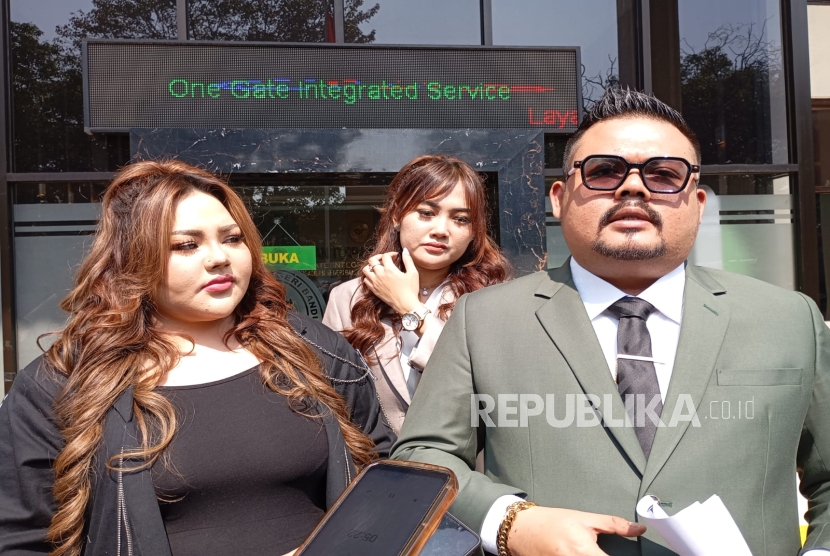 Sidang mediasi selebgram Lisa Mariana dengan tergugat Ridwan Kamil di Pengadilan Negeri Bandung deadlock lantaran Ridwan Kamil tidak hadir di ruang rapat, Rabu (4/6/2025). 