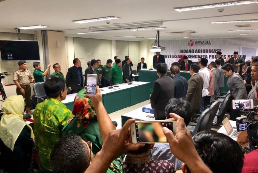 Sidang pembacaan putusan sengketa PBB dan KPU di Bawaslu, Jakarta (4/3).