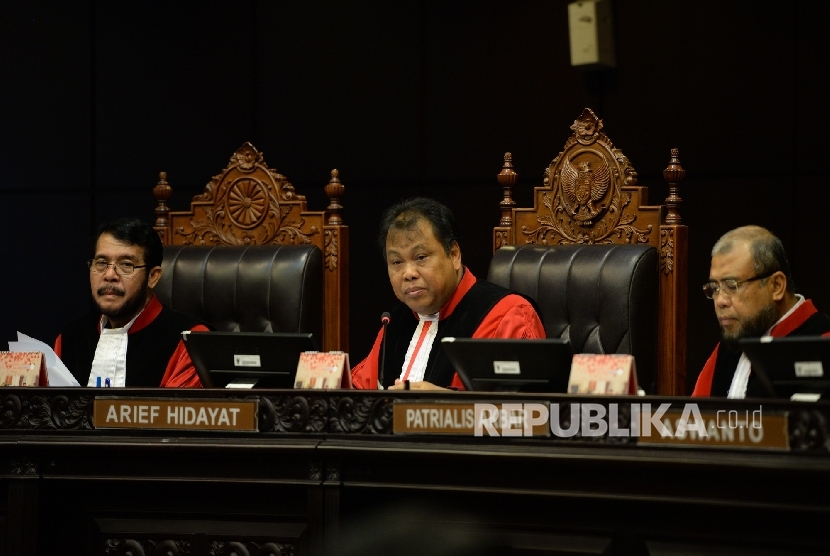 Sidang Pengujian UU KY. Ketua Hakim Konstitusi Arief Hidayat (tengah) memimpin sidang lanjutan Pengujian UU No 22 2014 tentang Komisi Yudisial dan UU No 14 1995 tentang MA di Ruang Sidang Mahkamah Konstitusi, Jakarta, Senin (28/3).(Republika/Wihdan Hidayat