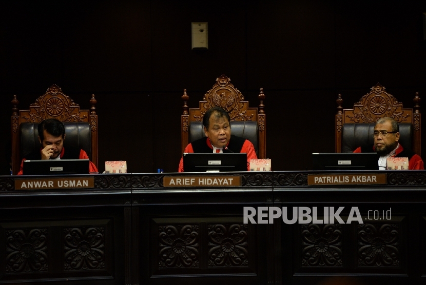 Sidang Pengujian UU KY. Ketua Hakim Konstitusi Arief Hidayat (tengah) memimpin sidang lanjutan Pengujian UU No 22 2014 tentang Komisi Yudisial dan UU No 14 1995 tentang MA di Ruang Sidang Mahkamah Konstitusi, Jakarta, Senin (28/3).(Republika/Wihdan Hidayat