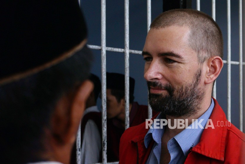 A French citizen Dorfin Felix is tried at West Nusa Tenggara District Court, over drug possession, Thursday.