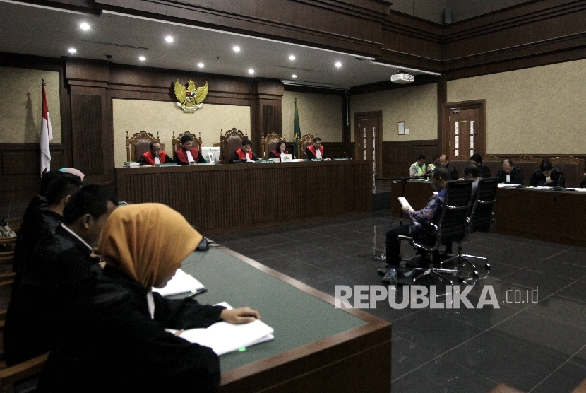 Sidang perdana kasus dugaan Korupsi pengadaan paket penerapan KPT elektronik (KTP-el) tahun 2011-2012 di Pengadilan Tipikor, Jakarta, Kamis (9/3). 