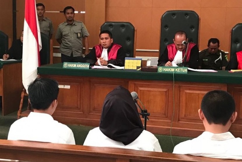 Sidang perdana kasus penipuan biro umrah First Travel di PN Depok.