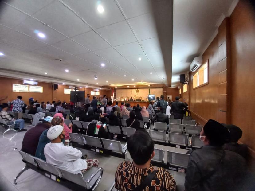 Sidang perdana kasus penyebaran berita bohong dengan terdakwa Habib Bahar Bin Smith digelar di Pengadilan Negeri Bandung, Selasa (29/3/2022). Puluhan pendukung Habib Bahar memadati ruang sidang. 