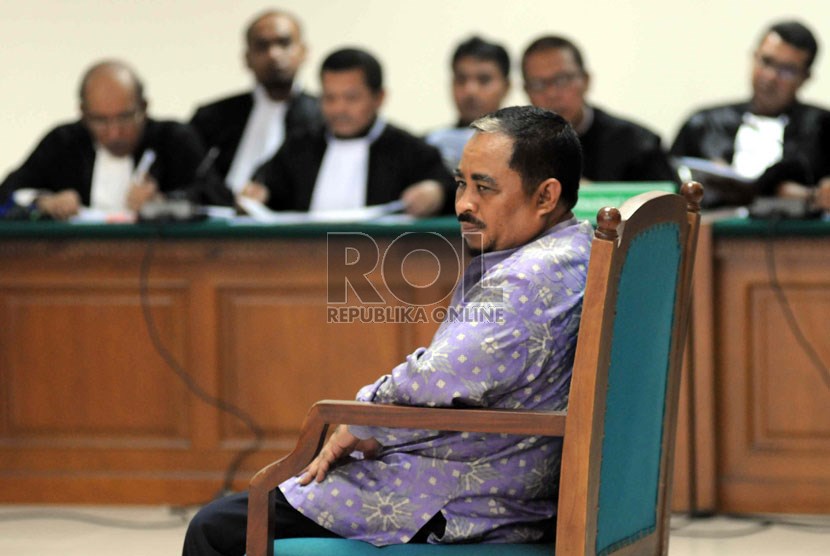   Sidang perdana tersangka korupsi dan pencucian uang Luthfi Hasan Ishaaq di Pengadilan Tiipikor, Jakarta, Senin (24/6).   (Republika/Wihdan Hidayat)