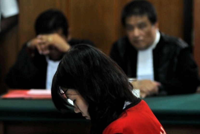 SIDANG PROSTITUSI ONLINE. Terdakwa prostitusi online Yunita alias Keyko (34) ketika menjalani sidang perdana di ruang sidang Tirta 2 Pengadilan Negeri (PN) Surabaya, Jatim, Senin (29/10).