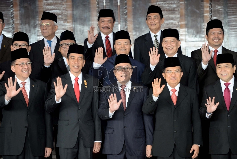  Sidang Tahunan MPR. Presiden Joko Widodo (tengah) bersama pimpinan tinggi lembaga negara berfoto bersama sebelum pelaksanaan Sidang Tahunan MPR RI Tahun 2015 di Kompleks Parlemen Senayan, Jakarta, Jumat (14/8). (Republika/Wihdan)