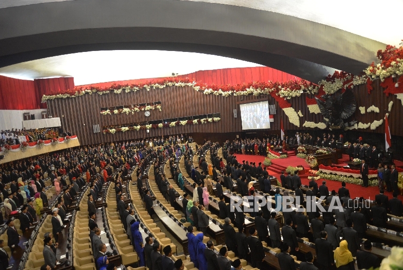  Ketua MPR Zulkifli Hasan (tengah) memimpin Sidang Tahunan MPR Tahun 2017 di Kompleks Parlemen, Senayan, Jakarta, Rabu (16/8). 