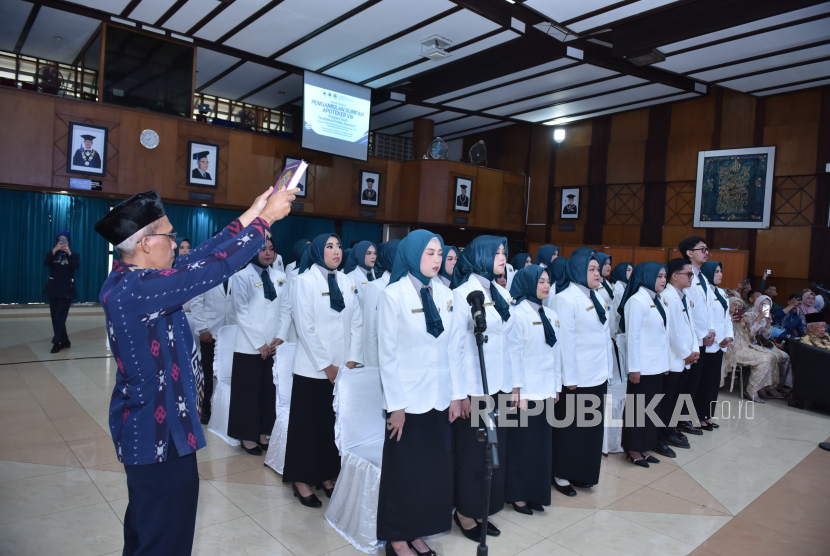 Sidang Terbuka Pengambilan Sumpah Apoteker VIII Program Studi Pendidikan Apoteker FMIPA Unisba yang berlangsung khidmat di Aula Utama Unisba, Kamis (2/10/2025)