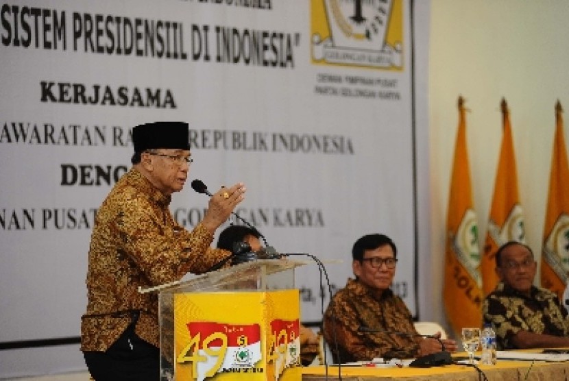 Sidharto Danusubroto (kiri) memberikan sambutan saat membuka Focus Group Discussion di Jakarta, Rabu (4/11).