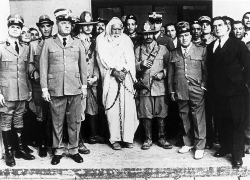  Sidi Omar Muchtar pejuang kemerdekaan dari Tripoli (Libya) ketika hendak menjalani hukum oantung oleh penjajah Itali