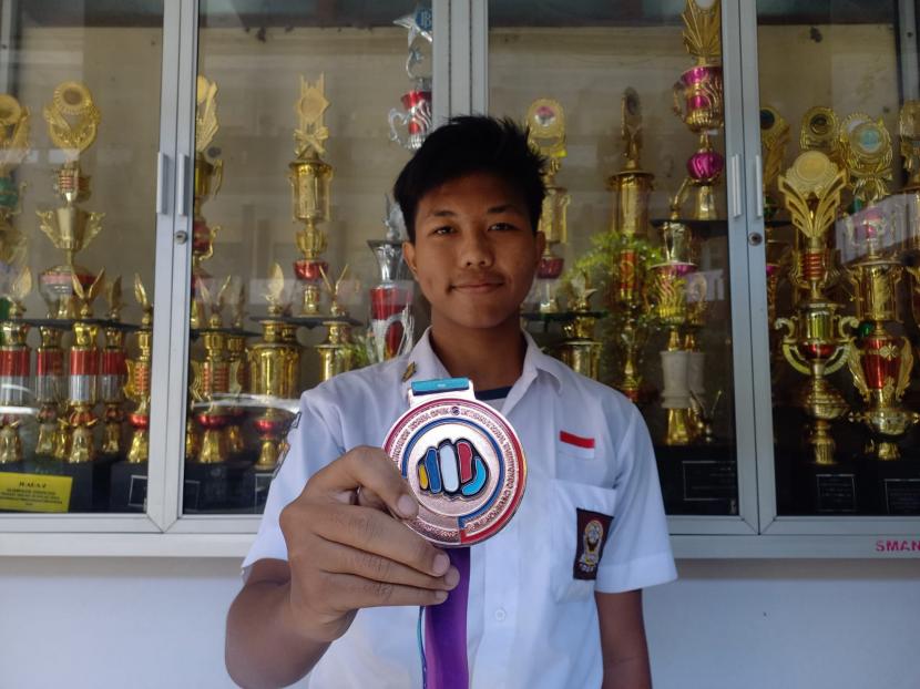  Sidiq Khoerulsyah Sudiro (16 tahun) membuat nama Indonesia harum di kancah Internasional. Remaja yang kini masih duduk di kela XI SMAN Kota Tasikmalaya itu berhasil menyabet medali perunggu dalam Chuncheon Korea Open International Taekwondo Championships di Korea Selatan, awal Juli lalu. 