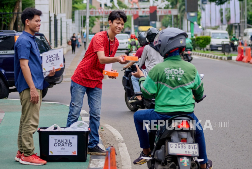 SIG membagikan takjil gratis kepada pengemudi ojol di sekitaran Senayan, Jakarta Pusat.