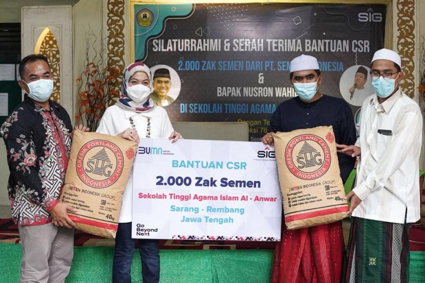 SIG menyerahkan bantuan 2.000 sak semen untuk pembangunan STAI Al-Anwar, Sarang, Kabupaten Rembang, Jawa Tengah.