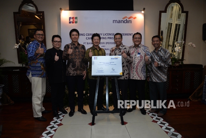 Signing Ceremony License Agreement Card Issuing Project PT Bank Mandiri Tbk dan PT JCB International Indonesia, Jakarta, Jumat (20/5).  (Republika/ Yasin Habibi)