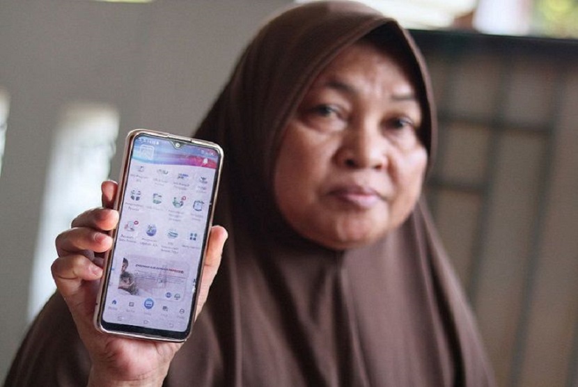 Sijanti (67) warga Desa Pati, Kecamatan Pati merupakan salah satu dari jutaan peserta JKN yang merasakan keuntungan dan kemudahan menggunakan Aplikasi Mobile JKN. Ia telah menggunakan aplikasi tersebut untuk berobat dan melakukan operasi karena menderita sakit patah tulang selangkang.