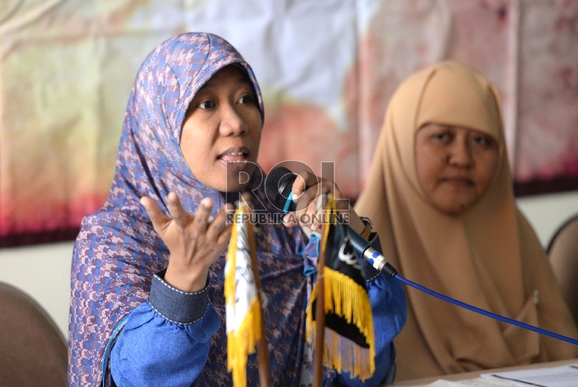 Sikap Musimah Hizbut Tahrir. Juru bicara Muslimah Hizbut Tahrir Indonesia (MHTI) Iffah Ainurrochmah (kiri) memberikan paparan saat konferensi pers terkait permasalahan pengungsi Rohingya di Jakarta, Jumat (26/6).
