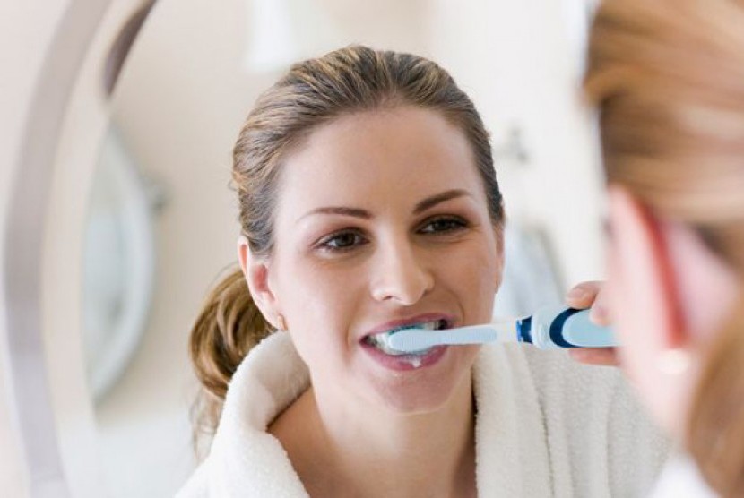 Sebagian orang berupaya memutihkan gigi mereka dengan pasta gigi berbahan arang (Foto: ilustrasi sikat gigi)