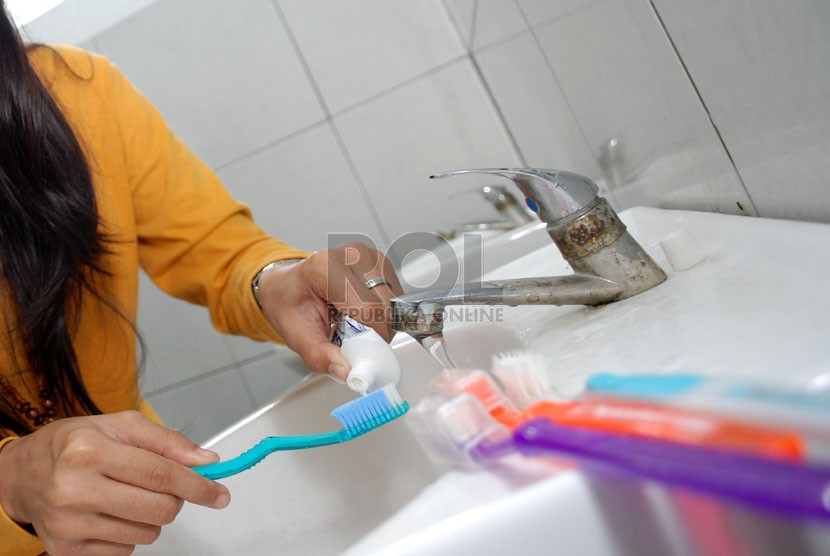 Pasta gigi. Aksi antimikroba pada pasta gigi di mulut disebut dapat bertahan selama tiga hingga lima jam.