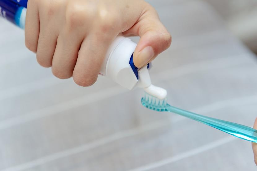 Mengoleskan pasta gigi ke sikat gigi (Ilustrasi). Dokter merekomendasikan untuk tidak langsung menyikat gigi setelah sarapan.