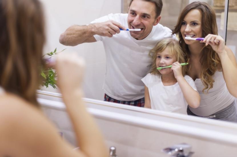 Sikat gigi bersama anak (ilustrasi). Pastikan gigi anak sudah bersih usai disikatnya sendiri. 