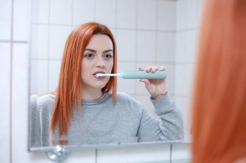 Menyikat gigi (ilustrasi). Kebersihan mulut yang buruk sangat terkait dengan kanker mulut.