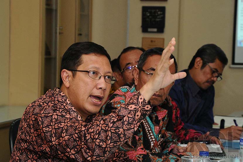 Silaturahim, Menteri Agama Lukman Hakim Saifuddin berbicara saat audiensi dengan Redaksi Harian Republika di Jakarta, Senin (22/12)
