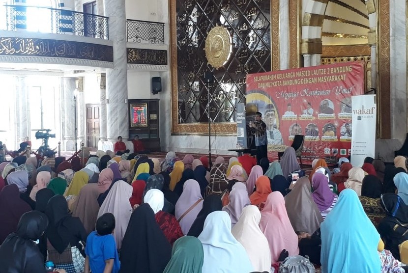 Silaturahim mualaf dengan warga non muslim di Bandung, Ahad (8/12).