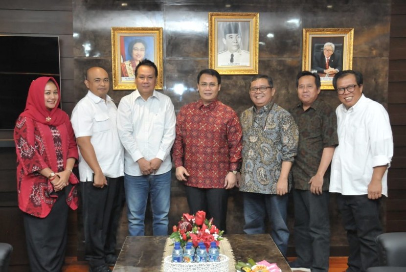  silaturahmi antara Wakil Ketua MPR RI Ahmad Basarah dan Pimpinan Fraksi PDIP MPR, Abidin Fikri dengan Produser Film tersebut, Muhammad Yamin, Imran Hasibuan dan Ody Mulya Hidayat di Gedung MPR RI, Jakarta.