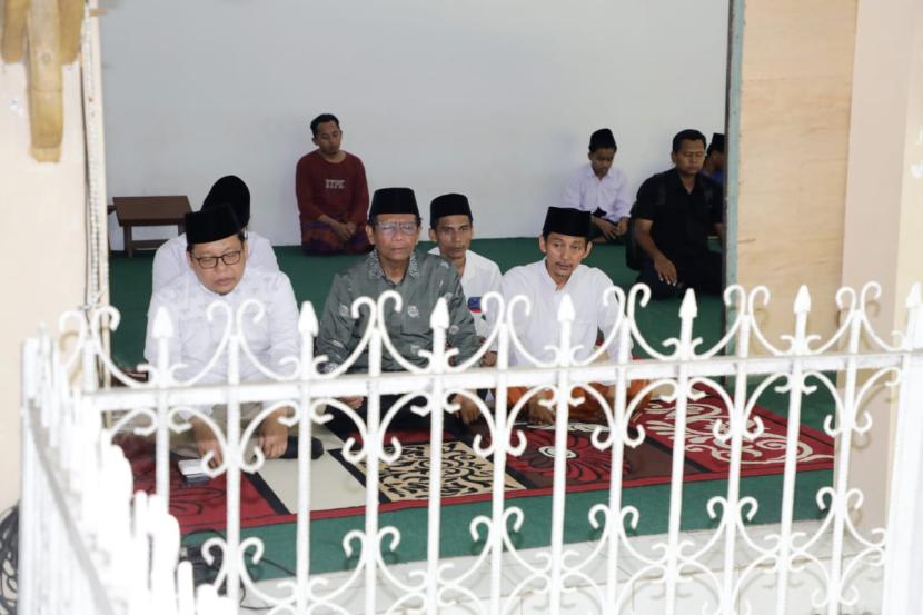 Silaturahmi di Pondok Pesantren (Ponpes) Babakan Ciwaringin di Desa Babakan, Kecamatan Ciwaringin, Kabupaten Cirebon, Jawa Barat pada Selasa (30/1/2024).